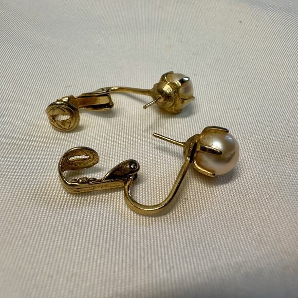 Vintage Gold Tone Faux Pearl Prong Set Earrings Clip On Post Back Hybrid - Picture 4 of 5
